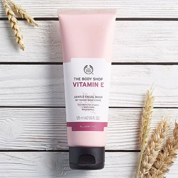New! The Body Shop Vitamin E gentle facial wash / cleanser / face wash - Picture 1 of 3
